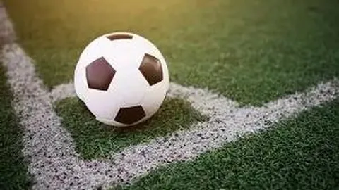 周杰伦昆凌夜市漫步，甜蜜合影传爱意